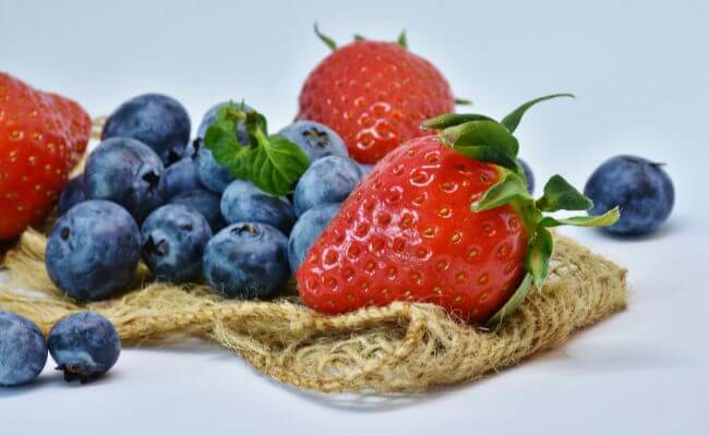 기억력 향상에 도움을 주는 과일인 블루베리와 딸기