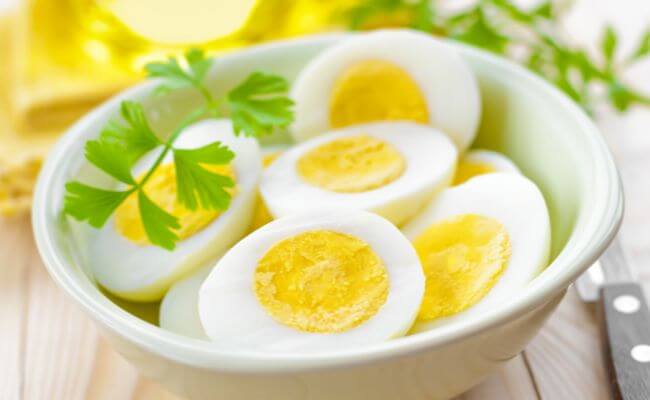 단백질 많은 음식으로 가장 쉽게 먹을 수 있는 달걀, 레시틴 성분은 지방을 분해하는 효과도 있다.