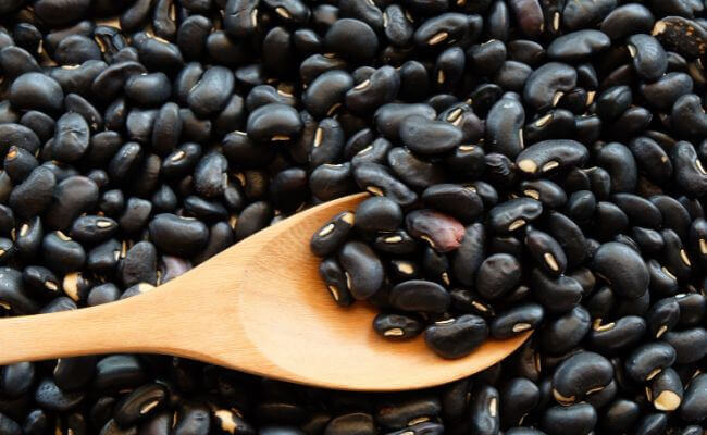 검은 콩에 함유된 비타민 E 성분이 혈관을 확장시켜 모발에 영양분이 잘 전달될 수 있도록 해준다.