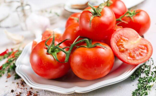 강력한 항산화 물질인 라이코펜으로 인해 눈의 피로와 건조함을 예방하는 토마토